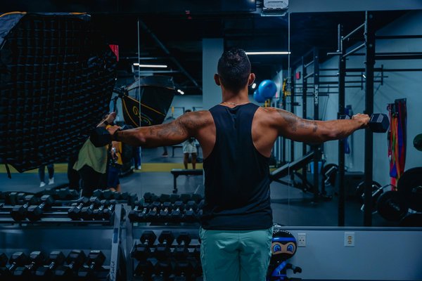 Comment identifier et corriger un désalignement de la roue arrière d'un vélo de route?