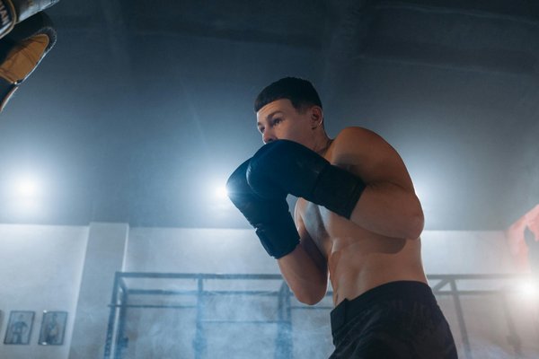 Comment les clubs de football peuvent-ils structurer des programmes de rééducation pour les blessures au dos?